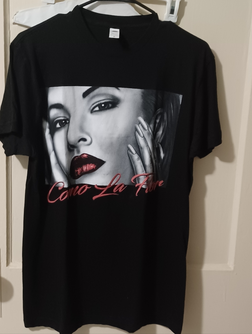 Selena Graphic Black Women’s Tee with 'Como La Flor' Script